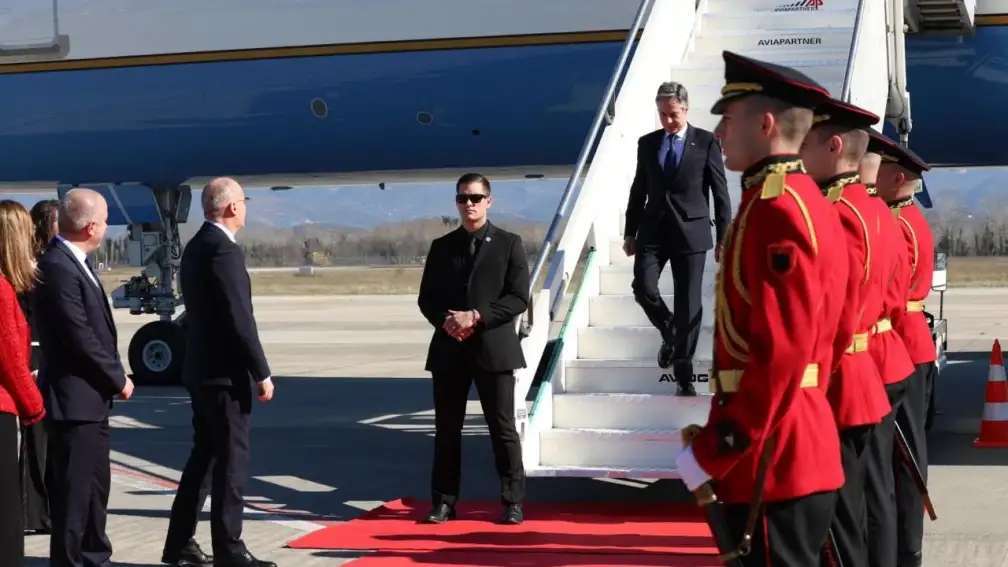 O αμερικανός ΥΠΕΞ Μπλίνκεν έφθασε στα Τίρανα