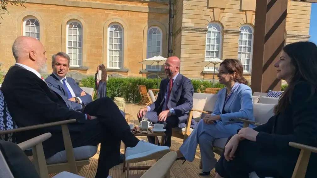 Συνάντηση Μητσοτάκη - Ράμα στη σύνοδο Ευρωπαϊκής Πολιτικής Κοινότητας στη Μ. Βρετανία