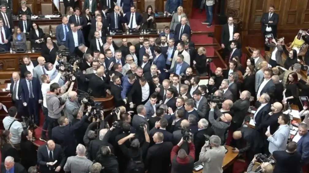 Σύρραξη στο Κοινοβούλιο, βουλευτές πιάστηκαν στα χέρια