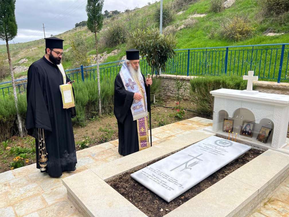 Τρισάγιο στον τάφο του αείμνηστου Μητροπολίτου Αργυροκάστρου Δημητρίου την ημέρα της εορτής του από τον διάδοχό του