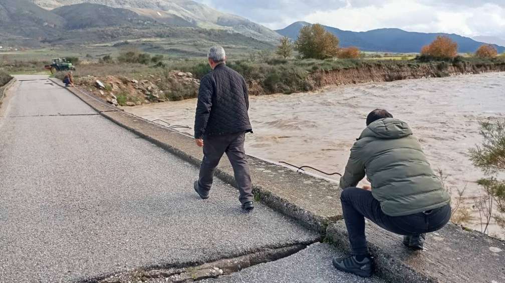 Κακοκαιρία στη Δρόπολη: Μετατοπίστηκε η γέφυρα στη Γλύνα, αποκλεισμένα τα χωριά στη Ρίζα
